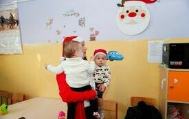 Mikołaj wraz z W&oacute;jhtem Gminy Brody odwiedził wszystkie przedszkola i punkty dziennego opiekuna dla dzieci do lat 3 250