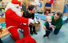 Mikołaj wraz z W&oacute;jhtem Gminy Brody odwiedził wszystkie przedszkola i punkty dziennego opiekuna dla dzieci do lat 3 251