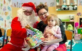 Mikołaj wraz z W&oacute;jhtem Gminy Brody odwiedził wszystkie przedszkola i punkty dziennego opiekuna dla dzieci do lat 3 252