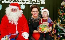Mikołaj wraz z W&oacute;jhtem Gminy Brody odwiedził wszystkie przedszkola i punkty dziennego opiekuna dla dzieci do lat 3 257
