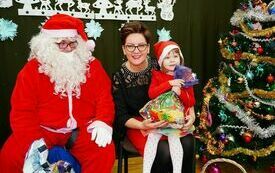 Mikołaj wraz z W&oacute;jhtem Gminy Brody odwiedził wszystkie przedszkola i punkty dziennego opiekuna dla dzieci do lat 3 258