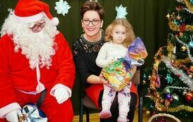 Mikołaj wraz z W&oacute;jhtem Gminy Brody odwiedził wszystkie przedszkola i punkty dziennego opiekuna dla dzieci do lat 3 260
