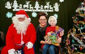 Mikołaj wraz z W&oacute;jhtem Gminy Brody odwiedził wszystkie przedszkola i punkty dziennego opiekuna dla dzieci do lat 3 261