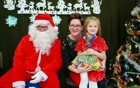 Mikołaj wraz z W&oacute;jhtem Gminy Brody odwiedził wszystkie przedszkola i punkty dziennego opiekuna dla dzieci do lat 3 272