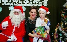 Mikołaj wraz z W&oacute;jhtem Gminy Brody odwiedził wszystkie przedszkola i punkty dziennego opiekuna dla dzieci do lat 3 273