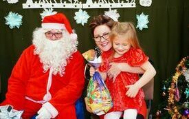 Mikołaj wraz z W&oacute;jhtem Gminy Brody odwiedził wszystkie przedszkola i punkty dziennego opiekuna dla dzieci do lat 3 274