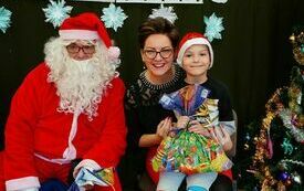 Mikołaj wraz z W&oacute;jhtem Gminy Brody odwiedził wszystkie przedszkola i punkty dziennego opiekuna dla dzieci do lat 3 275
