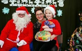Mikołaj wraz z W&oacute;jhtem Gminy Brody odwiedził wszystkie przedszkola i punkty dziennego opiekuna dla dzieci do lat 3 278