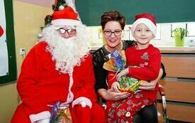 Mikołaj wraz z W&oacute;jhtem Gminy Brody odwiedził wszystkie przedszkola i punkty dziennego opiekuna dla dzieci do lat 3 285