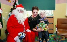 Mikołaj wraz z W&oacute;jhtem Gminy Brody odwiedził wszystkie przedszkola i punkty dziennego opiekuna dla dzieci do lat 3 288