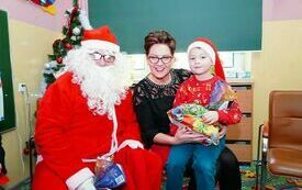Mikołaj wraz z W&oacute;jhtem Gminy Brody odwiedził wszystkie przedszkola i punkty dziennego opiekuna dla dzieci do lat 3 290