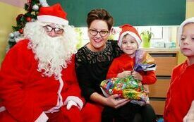 Mikołaj wraz z W&oacute;jhtem Gminy Brody odwiedził wszystkie przedszkola i punkty dziennego opiekuna dla dzieci do lat 3 294