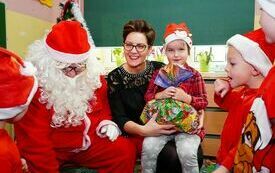 Mikołaj wraz z W&oacute;jhtem Gminy Brody odwiedził wszystkie przedszkola i punkty dziennego opiekuna dla dzieci do lat 3 295