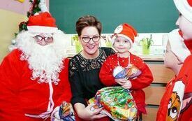 Mikołaj wraz z W&oacute;jhtem Gminy Brody odwiedził wszystkie przedszkola i punkty dziennego opiekuna dla dzieci do lat 3 296