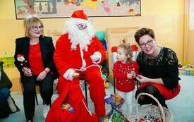 Mikołaj wraz z W&oacute;jhtem Gminy Brody odwiedził wszystkie przedszkola i punkty dziennego opiekuna dla dzieci do lat 3 298