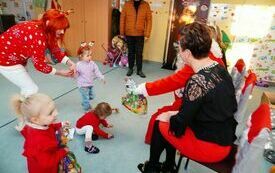 Mikołaj wraz z W&oacute;jhtem Gminy Brody odwiedził wszystkie przedszkola i punkty dziennego opiekuna dla dzieci do lat 3 300
