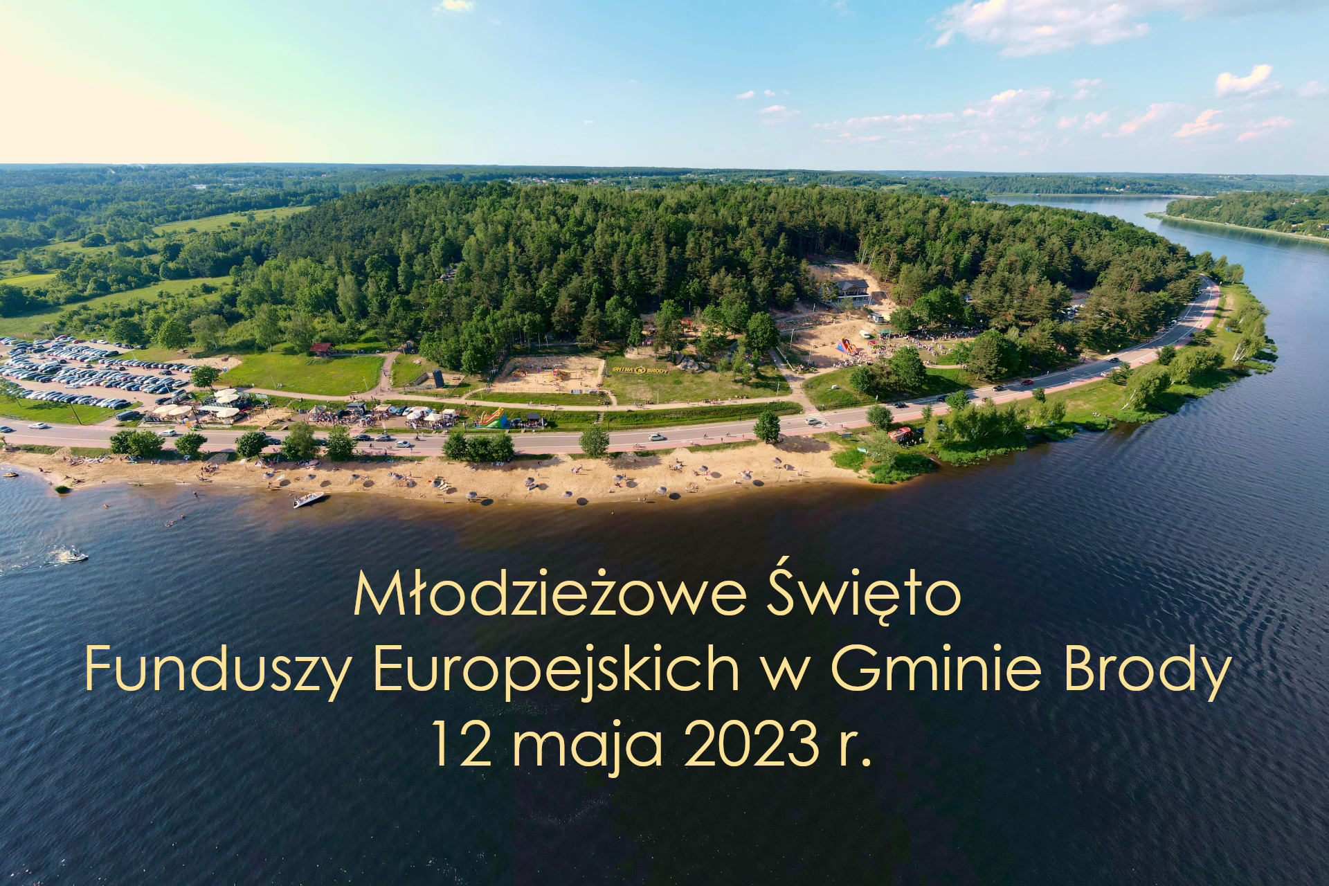 Młodziezżowe Święto Funduszy Europejskich. Zdjęcie Centrum Turystycznego nad Zalewem Brodzkim. W dniu 12 maja, zapraszamy na&nbsp;sympatyczną, imprezę plenerową, w&nbsp;ramach og&oacute;lnopolskich Dni Otwartych Funduszy Europejskich. Przy nowo wybudowanym budynkiem, w&nbsp;Centrum Turystycznym nad Zalewem Brodzkim zorganizowany będzie festyn dla uczni&oacute;w starszych klas.  Reprezentanci szk&oacute;ł rywalizować będą w&nbsp;grze terenowej - queście pod nazwą &bdquo;Dziewiczy Szlak&rdquo;. Będą także występy młodzieży &ndash; prezentacje wylosowanych kraj&oacute;w Unii Europejskiej. Dla uczestnik&oacute;w będzie za darmo ścianka wspinaczkowa z&nbsp;asekuracją, oraz&nbsp;inne otwarte atrakcje Centrum Turystycznego nad Zalewem Brodzkim. Do dyspozycji będzie także ognisko oraz&nbsp;ciepłe napoje.  Podchody z&nbsp;pieczątkami  Reprezentacje szk&oacute;ł przejdą quest &bdquo;Dziewiczy Szlak&rdquo; polegający na&nbsp;odnalezieniu wskaz&oacute;wek i&nbsp;hasła umożliwiających odnalezienie &bdquo;skarbu&rdquo;. Dodatkowo, punktowane będzie odnalezienie i&nbsp;przybicie do ulotki trzech pieczątek ukrytych przy trasie questu (w polu widzenia). W tej rywalizacji, reprezentacja może zdobyć maksymalnie 3 punkty (2 punkty za rozwiązanie zagadek, odnalezienie &bdquo;skarbu&rdquo; i&nbsp;3 punkty za przybicie pieczątek).  Program spotkania: 10:00 - przywitanie uczestnik&oacute;w i&nbsp;prezentacja przewidzianych atrakcji; 10:20 &ndash; 11:05 - start grup biorących udział w&nbsp;queście; 10:20 - SP w&nbsp;Stawie Kunowskim; 10:25 - ZPO w&nbsp;Stykowie; 10:30 - SP w&nbsp;Rudniku; 10:35 - ZS-P w&nbsp;Rudzie; 10:40 - ZS-P w&nbsp;Lubieni; 10:45 - SP w&nbsp;Lipiu; 10:50 - ZS-P w&nbsp;Krynkach; 10:55 - SP w&nbsp;Dziurowie; 11:00 - SP w&nbsp;Brodach; 11:05 - SP w&nbsp;Adamowie; 12:00 &ndash; 13:10 &ndash; Prezentacje kraj&oacute;w Unii Europejskiej; 12:00 - SP w&nbsp;Adamowie (Hiszpania); 12:07 - SP w&nbsp;Brodach (Czechy); 12:14 - SP w&nbsp;Dziurowie (Niemcy); 12:21 - ZS-P w&nbsp;Krynkach (Portugalia); 12:28 - SP w&nbsp;Lipiu (Francja); 12:35 - ZS-P w&nbsp;Lubieni (Chorwacja); 12:42 - ZS-P w&nbsp;Rudzie (Włochy); 12:49 - SP w&nbsp;Rudniku (Szwecja); 12:56 - ZPO w&nbsp;Stykowie (Dania); 13:03 - SP w&nbsp;Stawie Kunowskim (Grecja). ok. 13:10 - Zakończenie festynu.  W przypadku questu i&nbsp;prezentacji kraju, jeśli kt&oacute;raś drużyna nie zjawi się na&nbsp;czas, zostanie przeniesiona na&nbsp;koniec kolejki. Dla trzech pierwszych drużyn przewidziane są nagrody. Upominki otrzymają wszyscy uczestnicy.&nbsp;