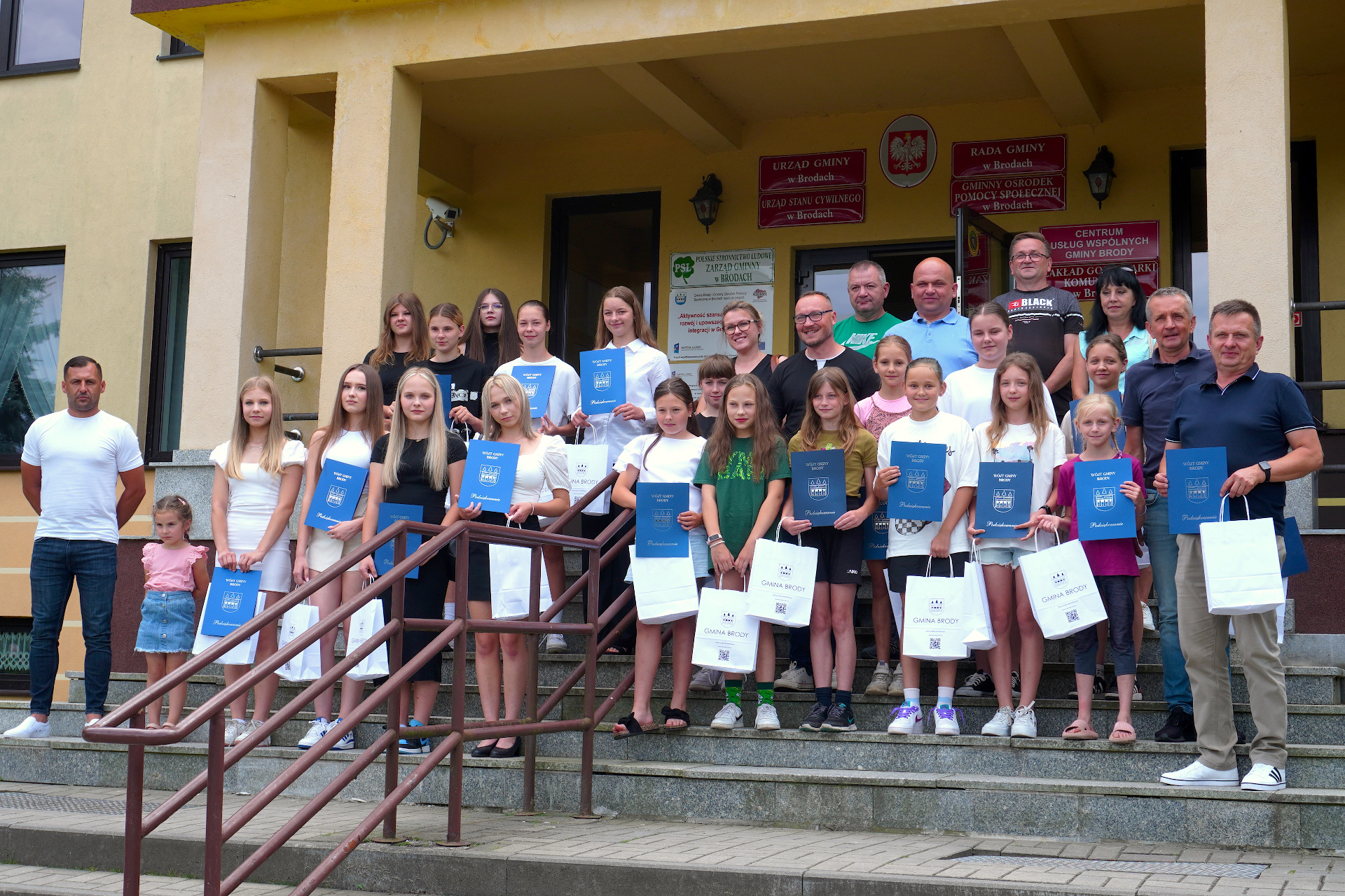 Zbiorowe zdjęcie dziewcząt, kt&oacute;re osiągnęly sukcesy w&nbsp;sporcie waraz z&nbsp;w&oacute;jtem, trenerami i&nbsp;rodzicami.