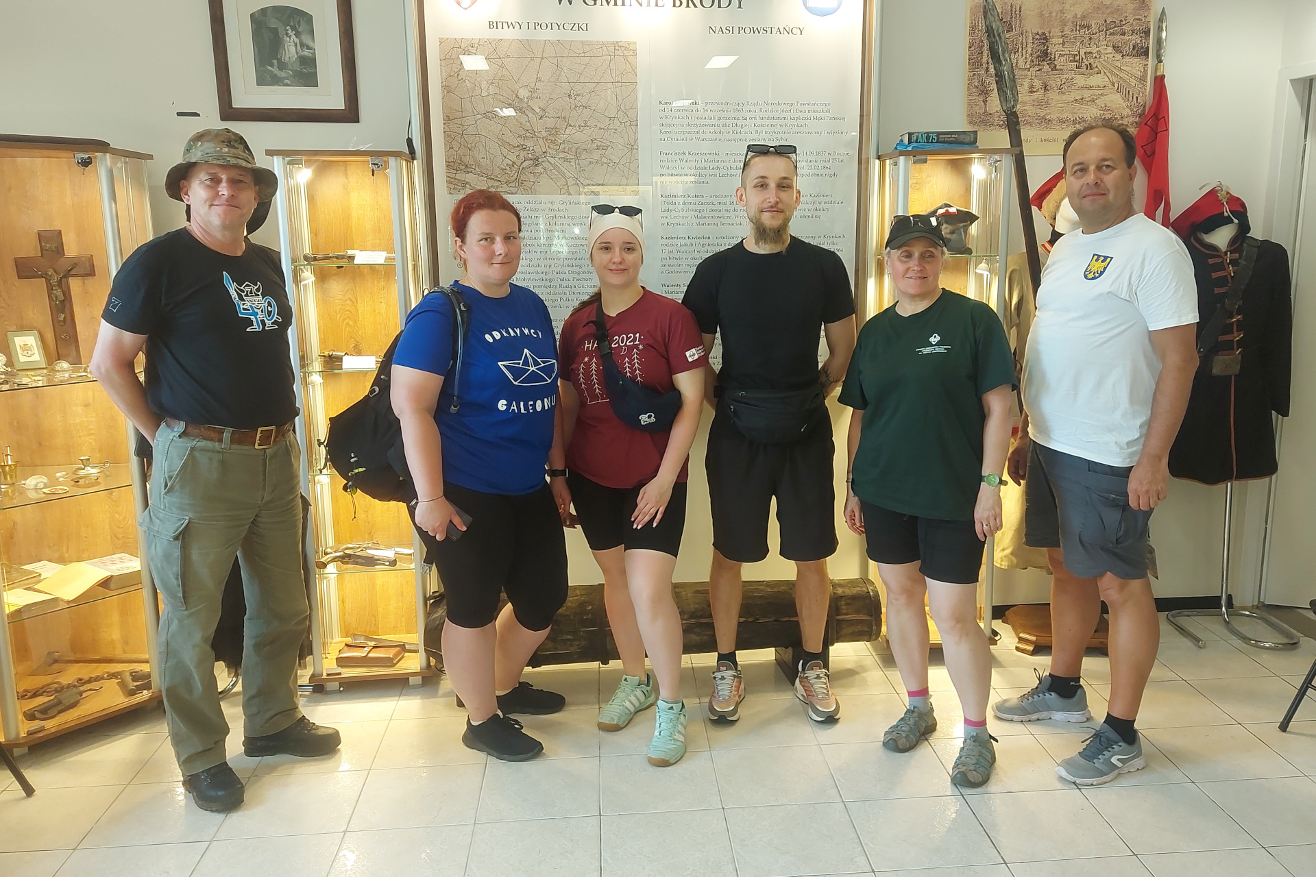 W ostatnim tygodniu, gminę Brody przemierzały liczne grupy harcerzy. Byli to uczestnicy Harcerskiego Rajdu Świętokrzyskiego. Władze ZHP z&nbsp;całej Polski odwiedziły wystawę &bdquo;Brody &ndash; powstańcza reduta&rdquo; w&nbsp;Izbie Tradycji i&nbsp;Dziedzictwa Kulturowego.  Byli pod wrażeniem tego, że&nbsp;w Brodach znajdują się tak cenne eksponaty. Oczekiwali kilku starych przedmiot&oacute;w używanych na&nbsp;wsi oraz&nbsp;kopii dokument&oacute;w a&nbsp;zobaczyli oryginalne przedmioty z&nbsp;epoki! Z zainteresowaniem słuchali opowiadań Grzegorza Bernaciaka &ndash; kustosza izby. Mogli też wziąć w&nbsp;ręce broń używaną przez powstańc&oacute;w: szable, karabiny i&nbsp;pistolety.  W izbie mogli się zmieścić tylko  komendanci chorągwi i&nbsp;hufc&oacute;w. Pozostali harcerze zwiedzali inne trakcje w&nbsp;tym Centrum Turystyczne nad Zalewem Brodzkim, nasze rezerwaty i&nbsp;miejsca pamięci narodowej. Nocowali w&nbsp;szkołach. Mieszkańcom i&nbsp;szkołom dziękujemy za życzliwość okazaną drużynom harcerskim!