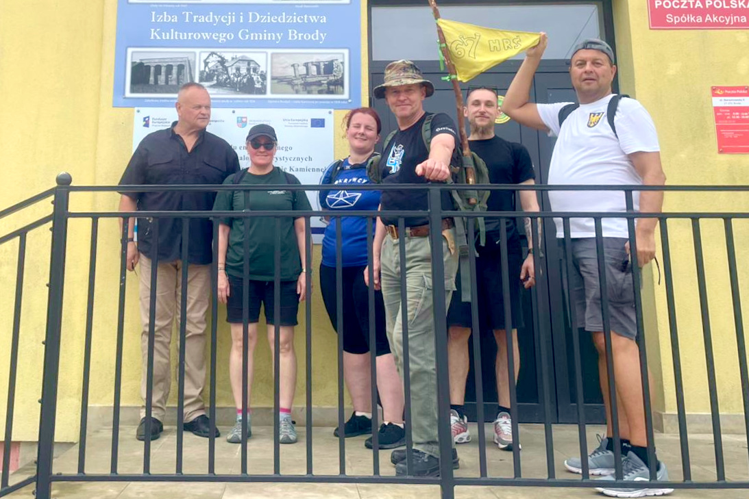 W ostatnim tygodniu, gminę Brody przemierzały liczne grupy harcerzy. Byli to uczestnicy Harcerskiego Rajdu Świętokrzyskiego. Władze ZHP z&nbsp;całej Polski odwiedziły wystawę &bdquo;Brody &ndash; powstańcza reduta&rdquo; w&nbsp;Izbie Tradycji i&nbsp;Dziedzictwa Kulturowego.  Byli pod wrażeniem tego, że&nbsp;w Brodach znajdują się tak cenne eksponaty. Oczekiwali kilku starych przedmiot&oacute;w używanych na&nbsp;wsi oraz&nbsp;kopii dokument&oacute;w a&nbsp;zobaczyli oryginalne przedmioty z&nbsp;epoki! Z zainteresowaniem słuchali opowiadań Grzegorza Bernaciaka &ndash; kustosza izby. Mogli też wziąć w&nbsp;ręce broń używaną przez powstańc&oacute;w: szable, karabiny i&nbsp;pistolety.  W izbie mogli się zmieścić tylko  komendanci chorągwi i&nbsp;hufc&oacute;w. Pozostali harcerze zwiedzali inne trakcje w&nbsp;tym Centrum Turystyczne nad Zalewem Brodzkim, nasze rezerwaty i&nbsp;miejsca pamięci narodowej. Nocowali w&nbsp;szkołach. Mieszkańcom i&nbsp;szkołom dziękujemy za życzliwość okazaną drużynom harcerskim!