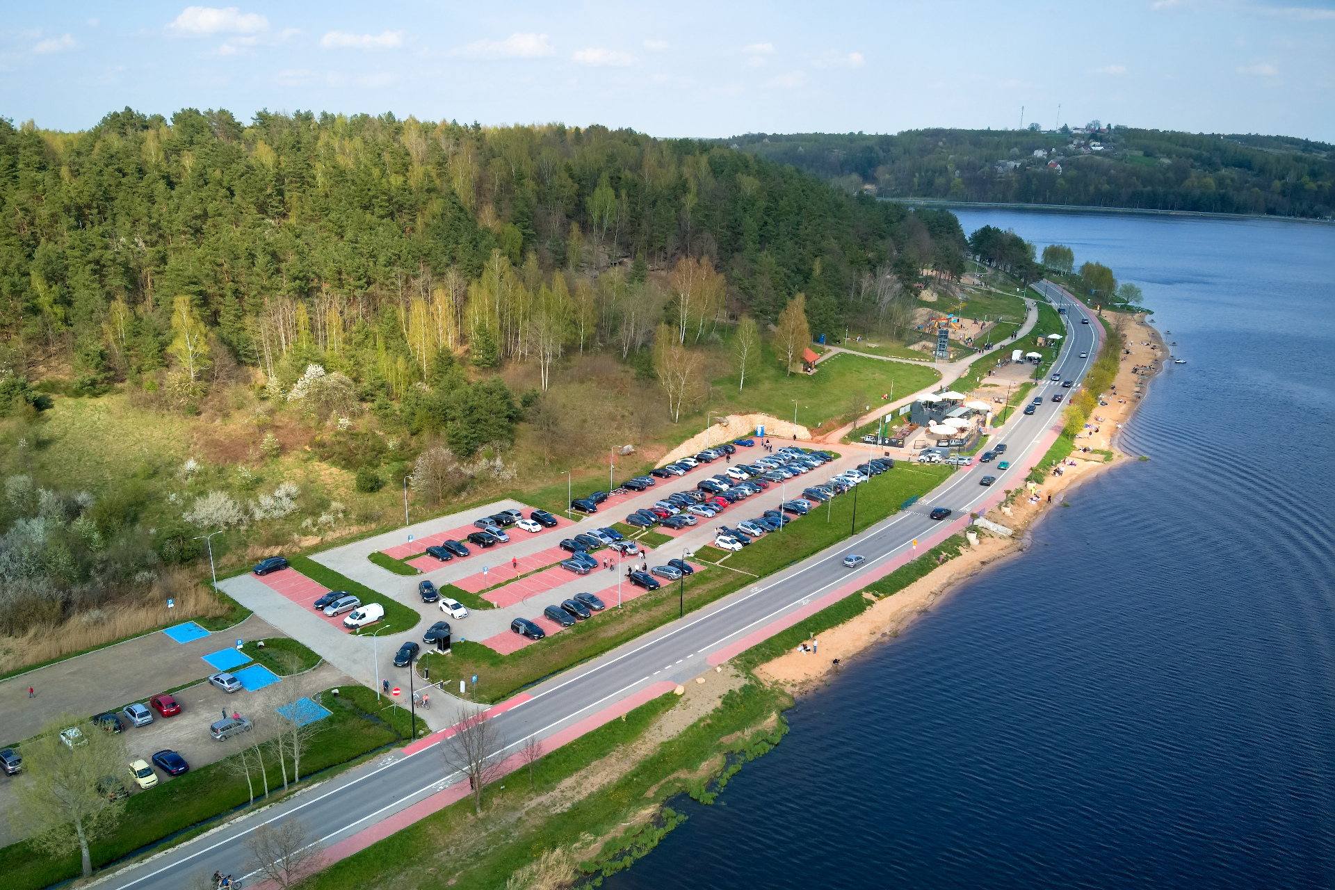 Parkingi przy Centrum Turystycznym nad Zalewem Brodzkim - gmina Brody (świętokrzyskie).