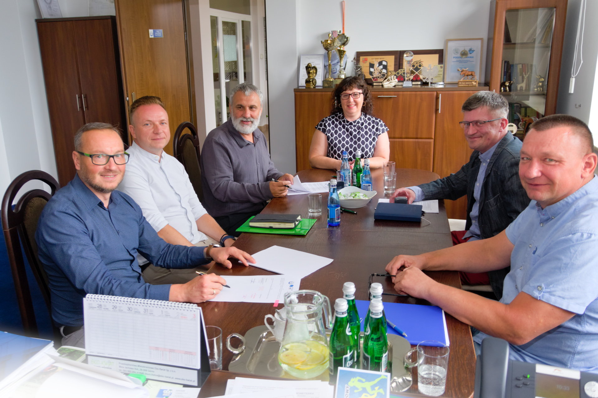 Zdjęcie zbiorowe z&nbsp;podpisania umowy na&nbsp;inwestycję. Na zdjęciu: Ernest Kumek - W&oacute;jt Gminy Brody, Monika Glina - Skarbnik Gminy Brody, inspektor nadzoru inwestycji i&nbsp;Przedstawiciele firmy PP-M Montech sp. z&nbsp;o.o. z&nbsp;Łuszczowa oraz&nbsp;Leszek Barański - pracwonik Urzędu Gminy Brody.