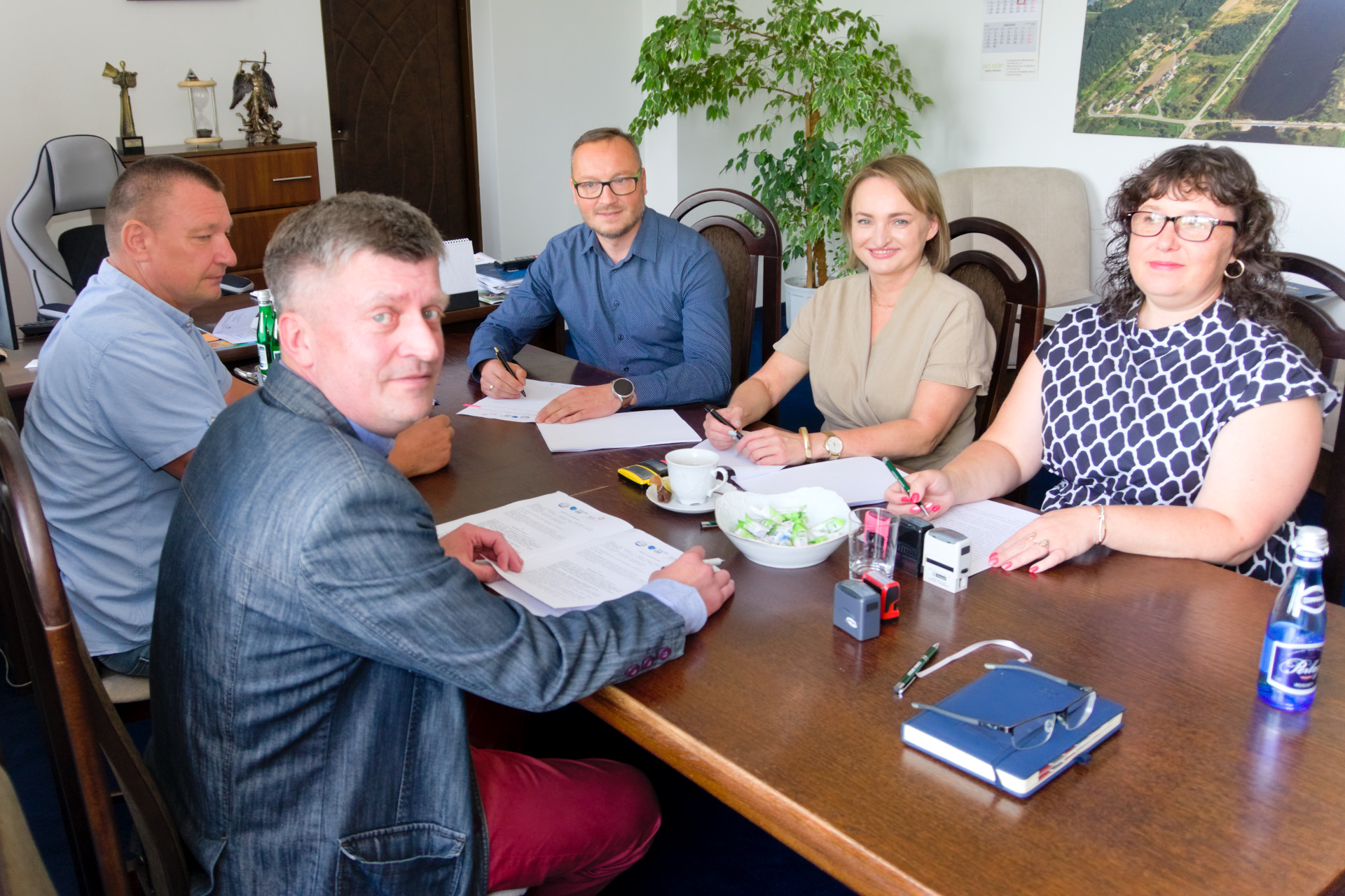 Zdjęcie zbiorowe z&nbsp;podpisania umowy na&nbsp;inwestycję. Na zdjęciu: Ernest Kumek - W&oacute;jt Gminy Brody, Monika Glina - Skarbnik Gminy Brody, inspektor nadzoru inwestycji i&nbsp;Przedstawicielka firmy &bdquo;Budomont&rdquo; sp. z&nbsp;o.o. z&nbsp;Rzeszowa Leszek Barański - pracwonik Urzędu Gminy Brody.