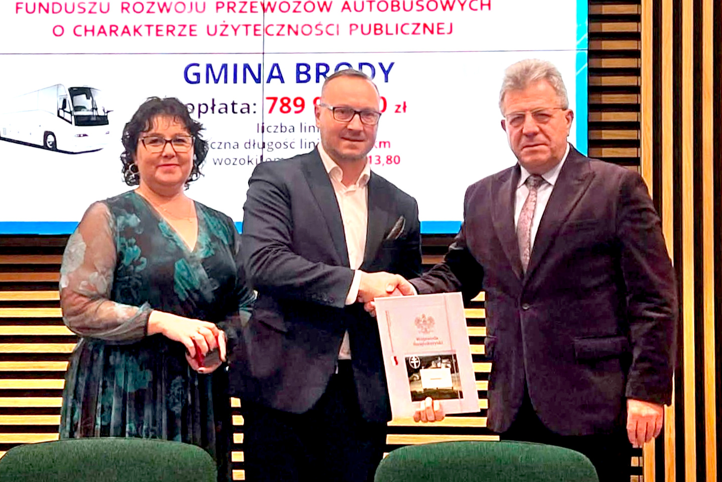 Ernest Kumek &ndash; W&oacute;jt Gminy Brody, wraz z&nbsp;Moniką Gliną &ndash; Skarbnikiem Gminy podpisał z&nbsp;J&oacute;zefem Brykiem - Wojewodą Świętokrzyskim, umowę na&nbsp;organizację transportu publicznego na&nbsp;terenie gminy. Dofinansowanie opiewa na&nbsp;kwotę blisko 790 tys. zł.
