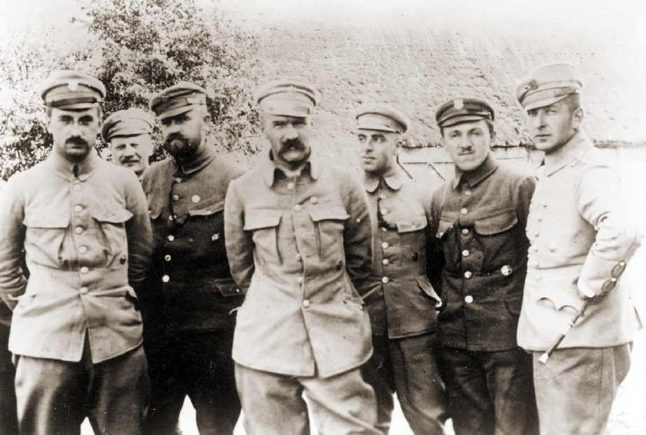 Z J&oacute;zefem Piłsudskim https://commons.wikimedia.org/wiki/File:Pi%C5%82sudski_w%C5%9Br%C3%B3d_oficer%C3%B3w_sztabu.jpg See page for author, Public domain, via Wikimedia Commons