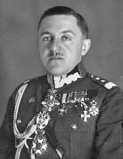 Tadeusz Piskor jako generał dywizji.  https://commons.wikimedia.org/wiki/File:Tadeusz_Piskor.jpg Witold Pikiel, Public domain, via Wikimedia Commons