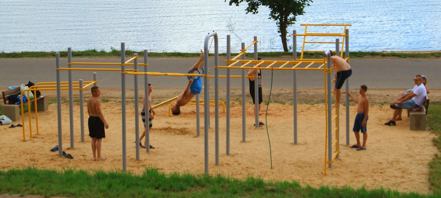 Zewnętrzna siłownia street workout nad Zalewem Brodzkim.