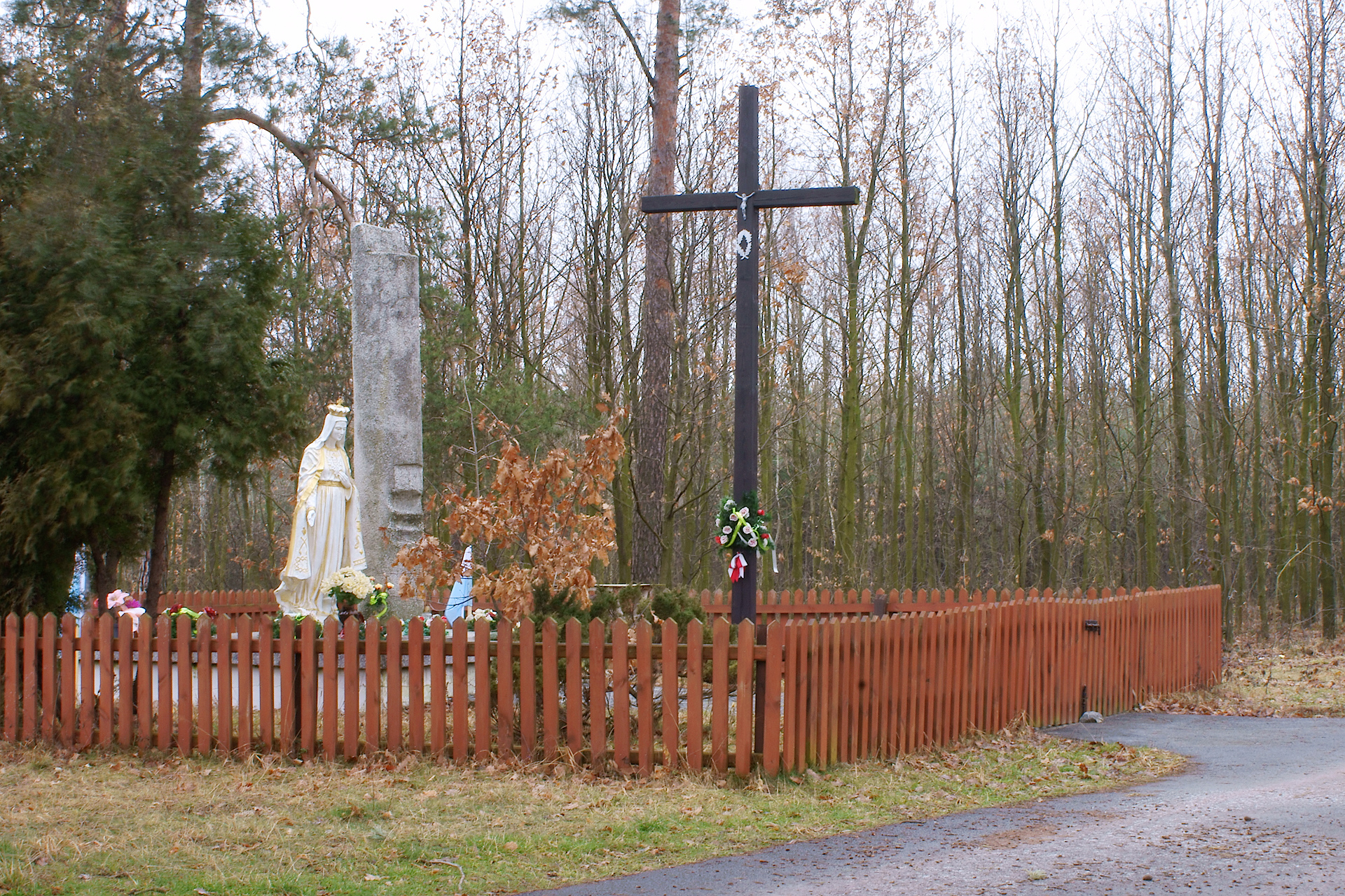 Pomnik poświęcony pamięci 27 mieszkańców wsi Żuchowiec pomordowanych przez hitlerowców 24.05.1943 r.