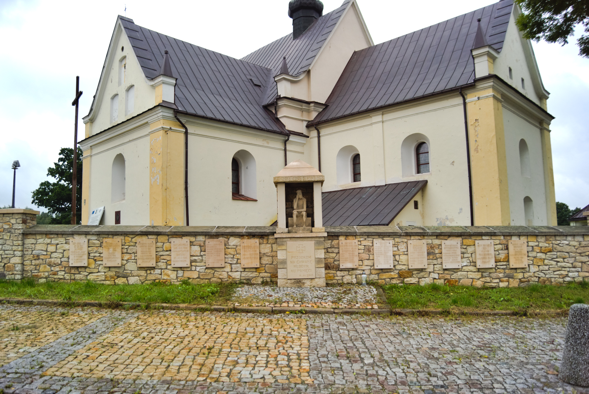 Mur Pamięci przy kościele parafialnym w Krynkach.