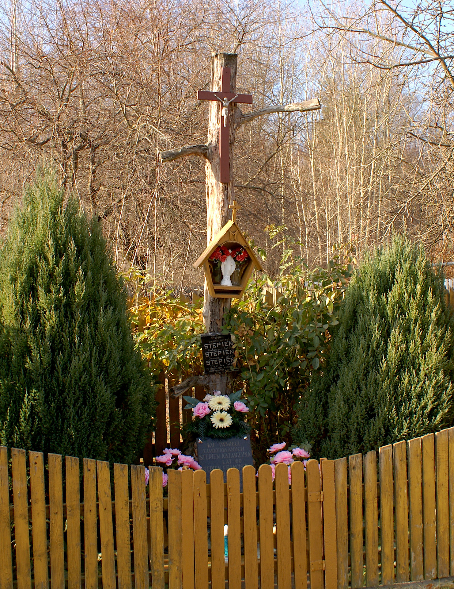 Obelisk i krzyż poświęcony pamięci pomordowanych mieszkańców Lipia przez hitlerowców w dniu 13.10.1943 r.