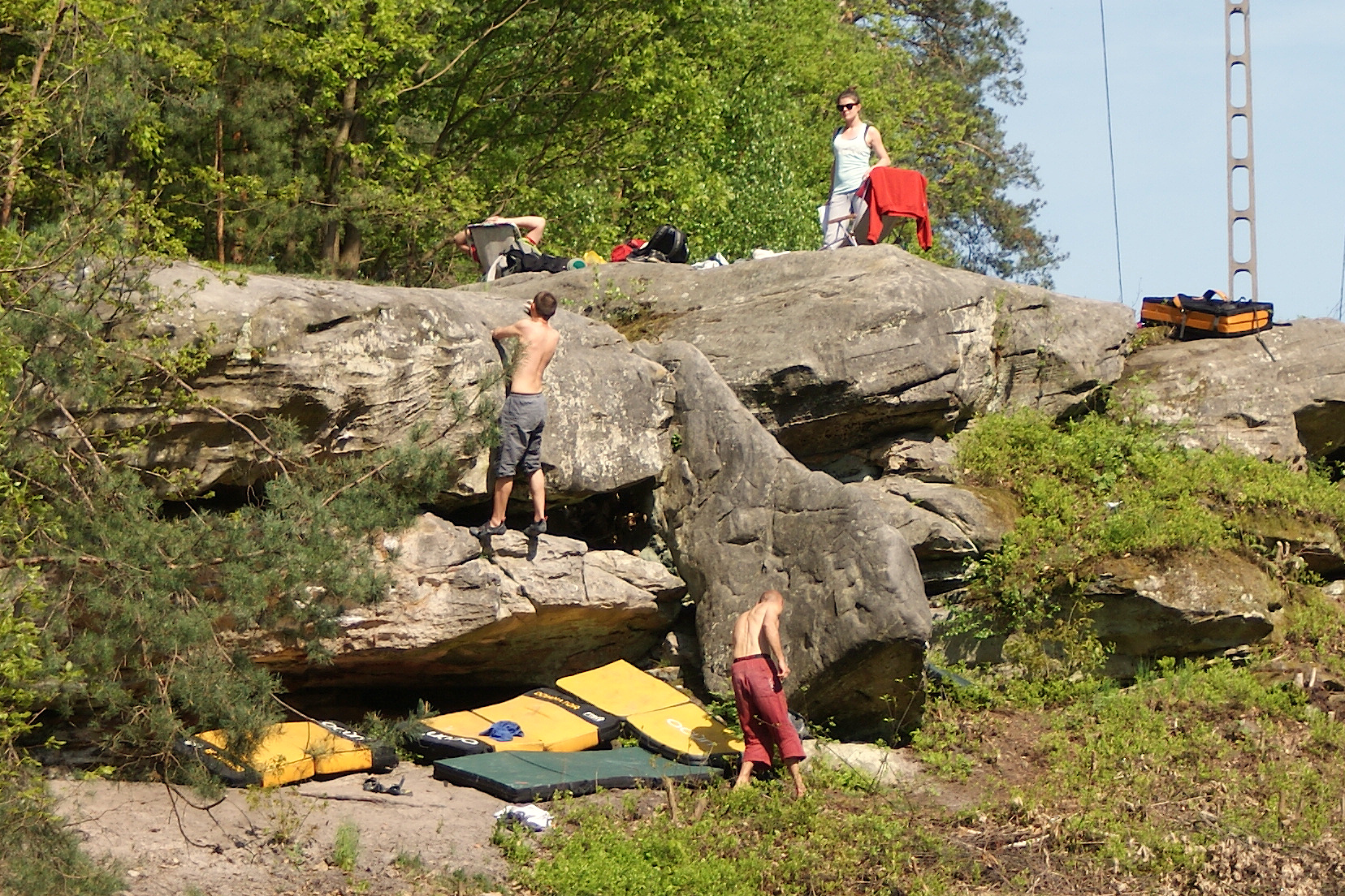 Rezerwat "Skały pod Adamowem" (zdjęcie osób uprawijących wspinaczkę - bouldering)