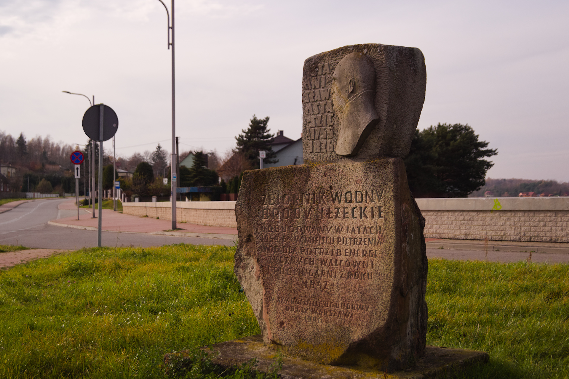 Głaz-pomnik w pobliżu tamy w Brodach, upamiętniający Stanisława Staszica-twórcę XIX-so wiecznego ośrodka przemysłowego w Brodach.