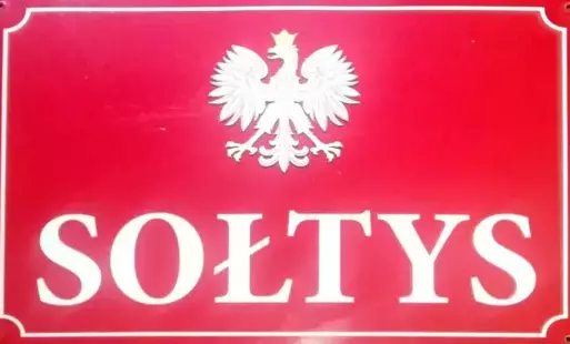 Zdjęcie tabliczki sołtysa z Godłem Polski.
