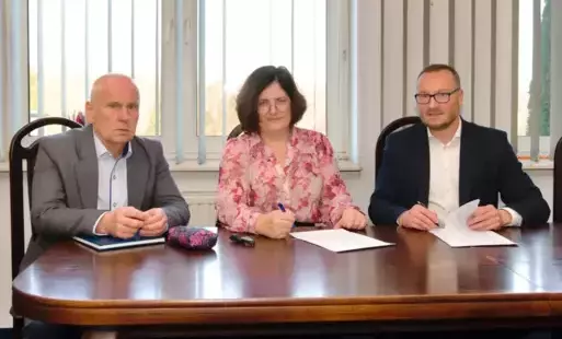 Dobra wiadomość dla mieszkańców Dziurowa i Jabłonny! 11 marca, Wójt Gminy Brody, Ernest Kumek, podpisał umowę na wykonanie projektu budowlanego przebudowy dwóch ważnych dróg: ul. Spokojnej w Dziurowie oraz ul. Ogrodowej w Jabłonnie.  Szeroka ulica Spokojn