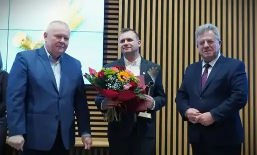 Piotr Ambroszczyk wraz z wojewodą świętokrzyskim w trakcie uroczystego wręczenia nagród.