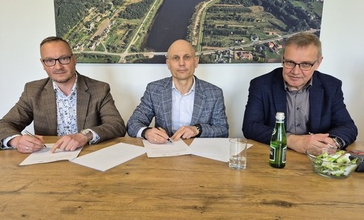 Umowa na przebudowę ul. Cmentarnej w Krynkach podpisana