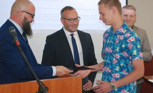 Radny Młodzieżowego Sejmiku Województwa Świętokrzyskiego z listem gratulacyjnym od włodarzy Gminy Brody