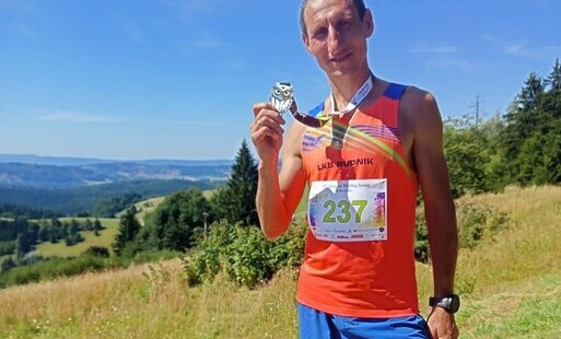 Zdjęcie do Andrzej Starżyński na drugim stopniu podium 17. Biegu na Wielką Sowę