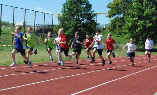 Zdjęcie do Zapraszamy do udziału w ankiecie dotyczącej modernizacji bieżni lekkoatletycznej na stadionie w Brodach
