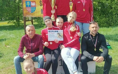 Drużyna dziewcząt z Zespołu Szkolno - Przedszkolnego w Krynkach obroniła tytuł Mistrzyń Województwa Świętokrzyskiego w drużynowych biegach przełajowych. Nasze uczennice to prawdziwe dominatorki tej dyscypliny. To trzeci z rzędu tytuł Mistrzyń Województwa 