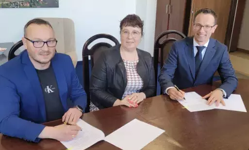 Podpisanie umowy przez sygnatariuszy