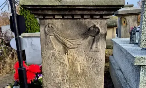 Kamienny pomnik poświęcony jest Katarzynie, prawdopodobnie Ralayskiej (litery nazwiska są silnie starte). Wyryta na nim została piękna inskrypcja - cytat z Pisma Świętego: „Byłam iak gdybym nie była Z Żywota przeniosłam się do grobu Iob w ROZ: 10”. Nagrob