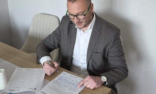 Wójt Gminy Brody Ernest Kumek podpisał stosowne dokumenty w Kielcach 