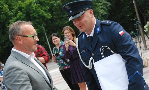 Zdjęcie do Powiatowe święto policji w Starachowicach. Wyr&oacute;żnienie dla dzielnicowego z Brod&oacute;w
