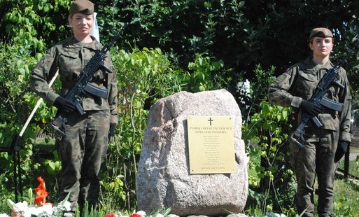 Zdjęcie do 82. rocznica pacyfikacji Lipia. Odsłonięto tablicę z nazwiskami 13 ofiar