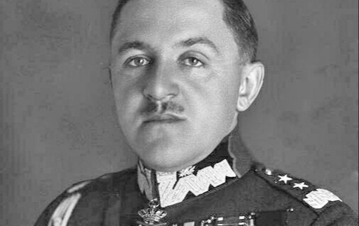 Tadeusz Piskor jako generał dywizji https://commons.wikimedia.org/wiki/File:Tadeusz_Piskor.jpg Witold Pikiel, Public domain, via Wikimedia Commons Obóz jeniecki https://commons.wikimedia.org/wiki/File:UnrugColditz.jpg See page for author, Public domain, v